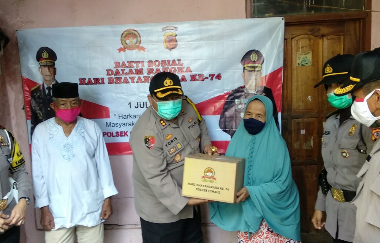 Polres Cimahi Polda Jabar Beri Bansos Sembako Kepada Lansia Dalam Rangka Hari Bhayangkara Ke-74